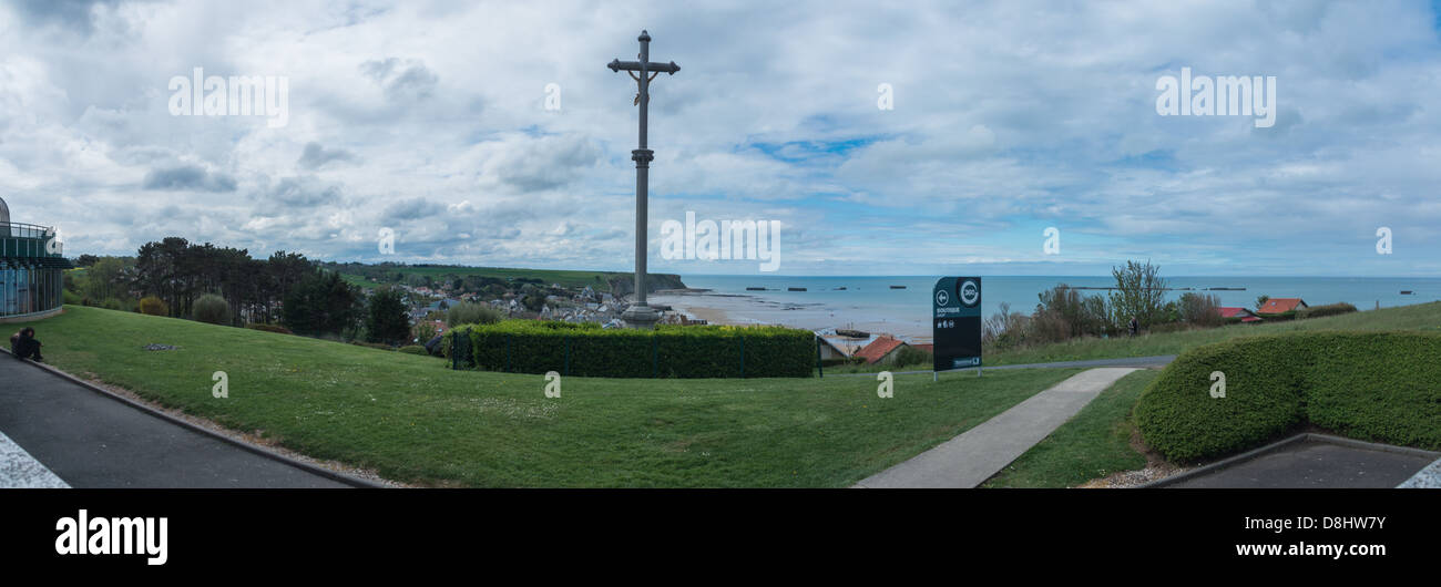 Arromanches,Normandia, Francia. Panorama della città, le scogliere e i resti del 'Mulberry' porto artificiale dalla seconda guerra mondiale. Foto Stock