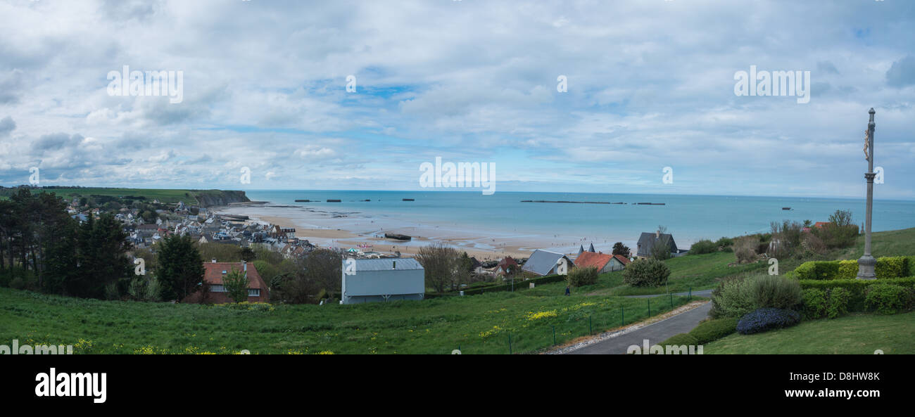 Arromanches,Normandia, Francia. Panorama della città, le scogliere e i resti del 'Mulberry' porto artificiale dalla seconda guerra mondiale. Foto Stock