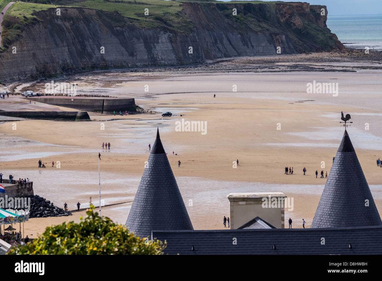 Arromanche,Normandia, Francia. Vista della spiaggia e scogliere dove il 'Mulberry' porto artificiale è stato utilizzato dopo il D-Day. Foto Stock