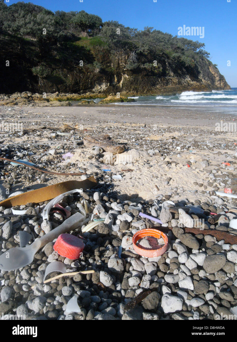 Rifiuti di plastica lavati fino tra la pomice, Sud Gorge Beach, North Stradbroke Island, Queensland, Australia Foto Stock