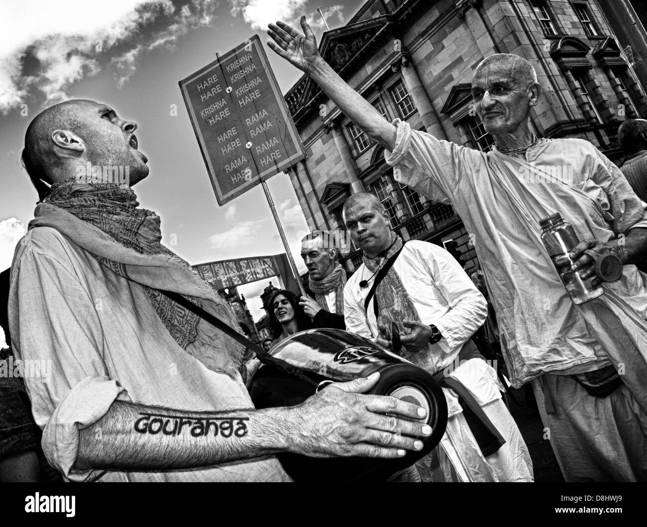 Gridare Gouranga soddisfare gli Hare Krishna della High St Edimburgo, Scozia, agosto il festival Foto Stock