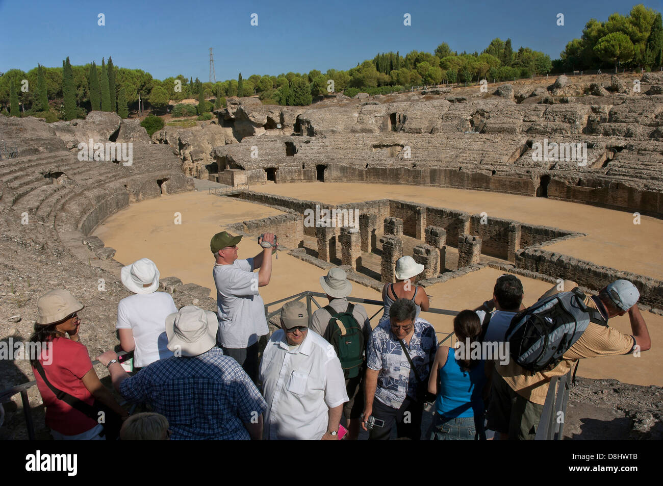 Le rovine romane di Italica - anfiteatro e turisti, Santiponce, Siviglia-provincia, regione dell'Andalusia, Spagna, Europa Foto Stock