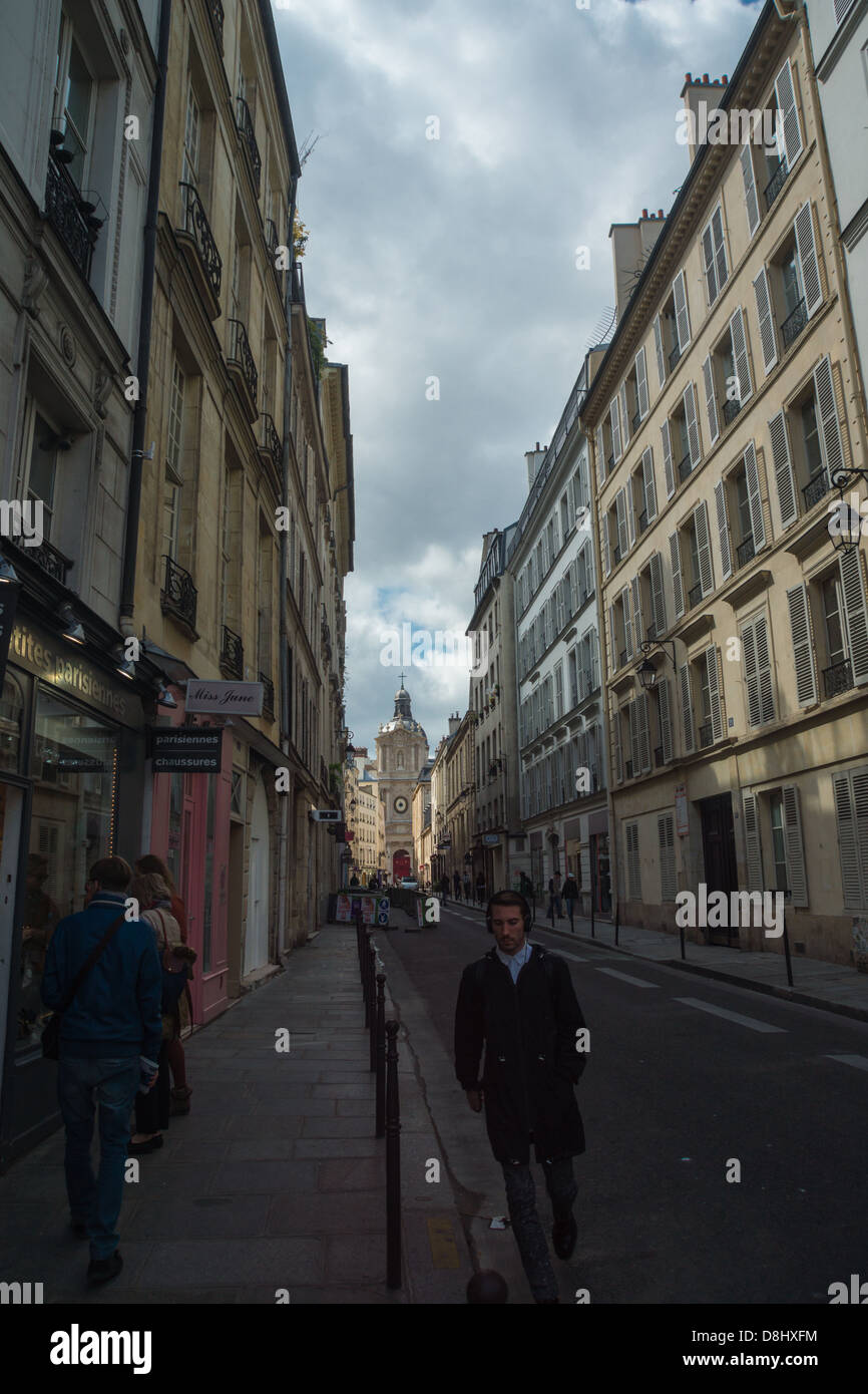 Parigi, Francia. Una strada nel quartiere di Marais, con il Saint-Paul-Saint-Louis chiesa in background. Foto Stock