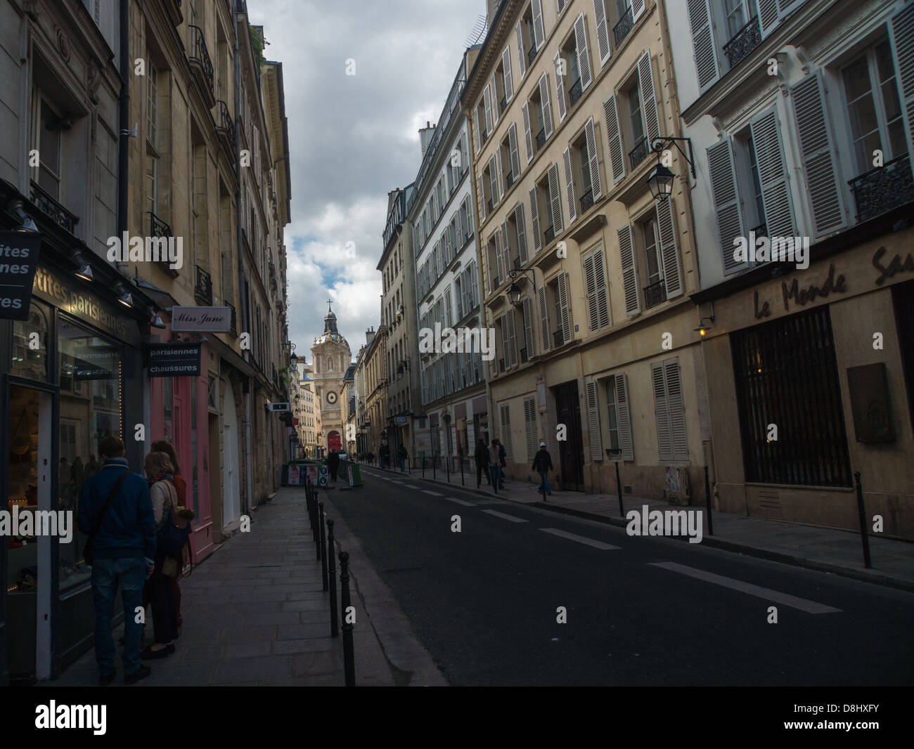 Parigi, Francia. Una strada nel quartiere di Marais, con il Saint-Paul-Saint-Louis chiesa in background. Foto Stock