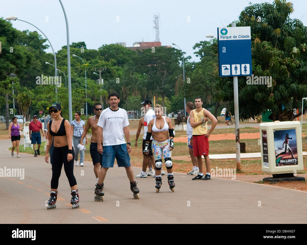 Brasiliani rollerskating sui loro pattini a Brasilia city park. Foto Stock