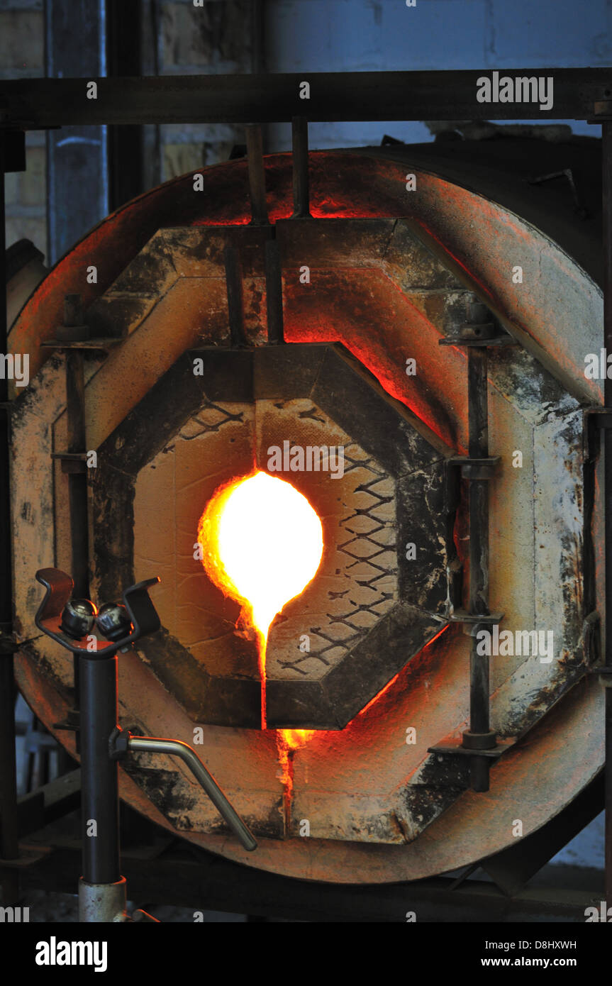 Soffiatore di vetro la fornace a Popelka Trenchard vetro Fine Art Gallery, Storione Bay, Wisconsin Foto Stock