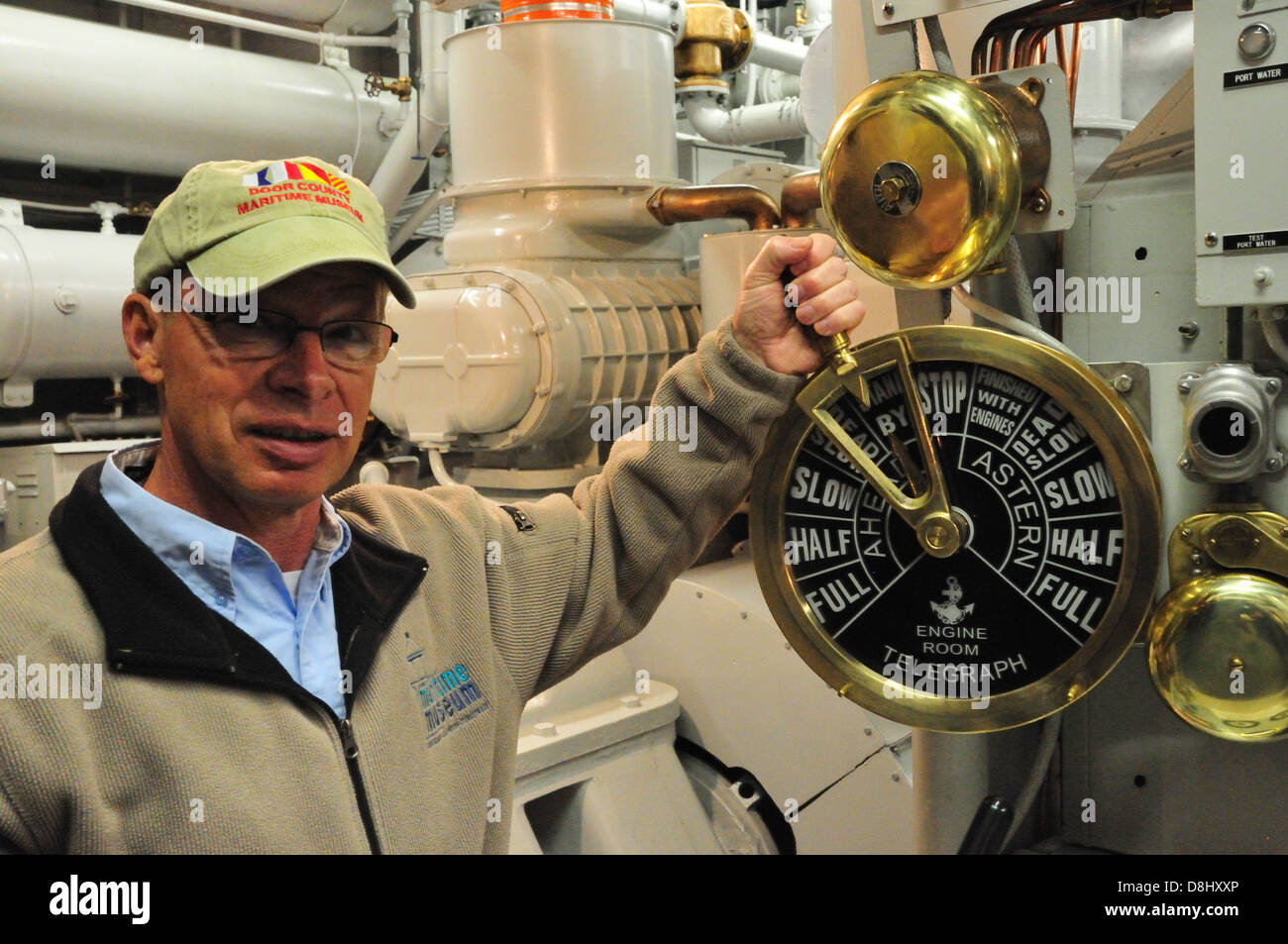 Bob Sexyboys, direttore esecutivo della porta County Maritime Museum, pone con un telegrafo di macchina del rimorchiatore Giovanni Purves Foto Stock