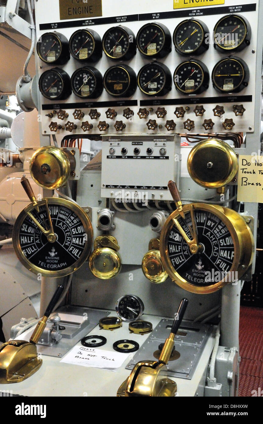 Controlli, quadranti e motore telegraphs camera del rimorchiatore Giovanni Purves, Door County Maritime Museum Foto Stock