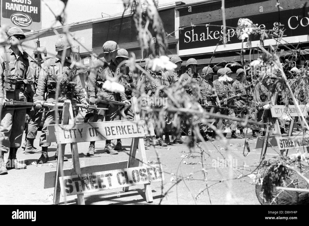 La guardia nazionale truppe occupano le strade di Berkeley durante anti Vietnam dimostrazione Foto Stock