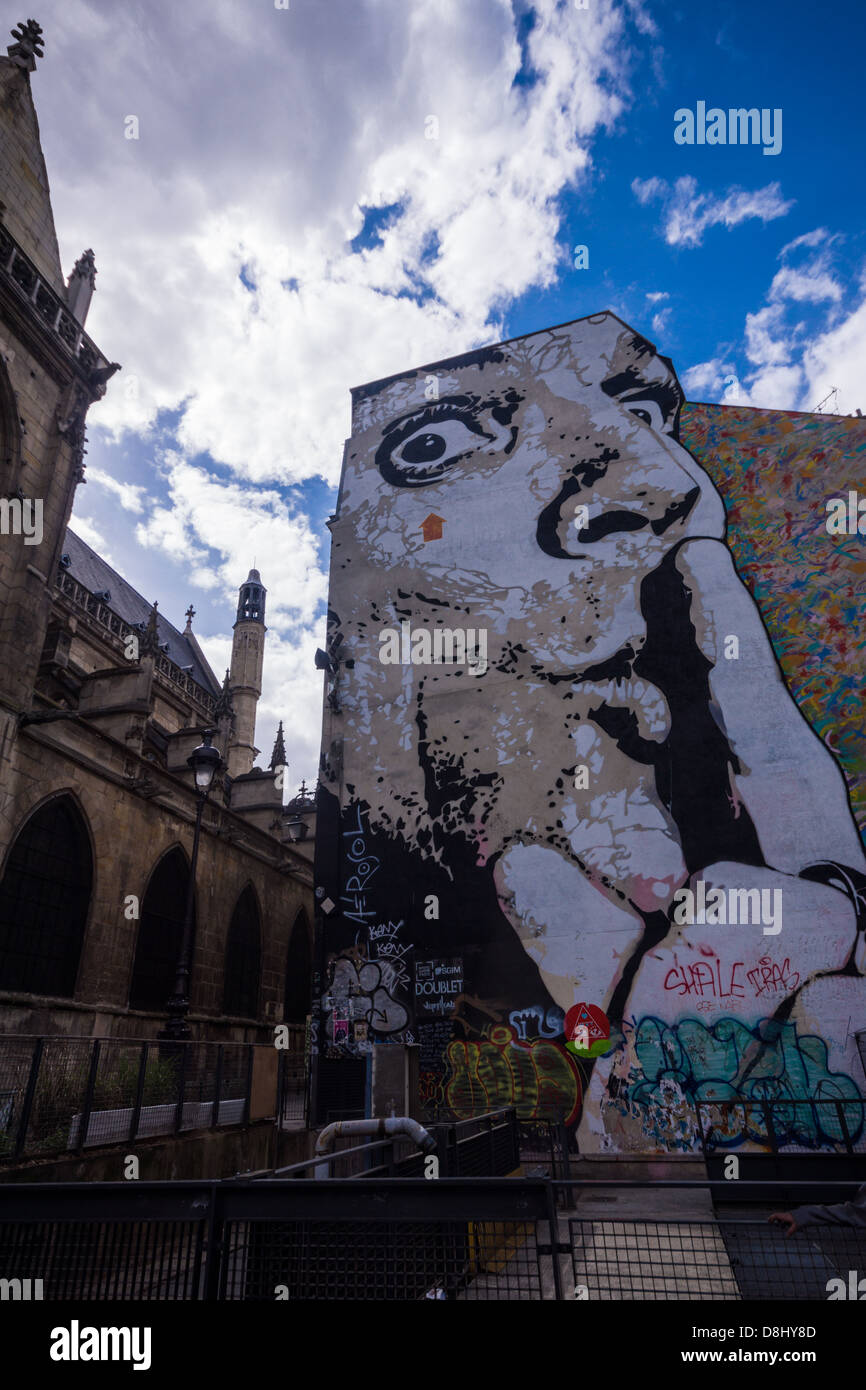 Parigi, Francia. Un grande dipinto graffiti su un muro vicino al centro Pompidou e la Fontana Stravinsky Foto Stock
