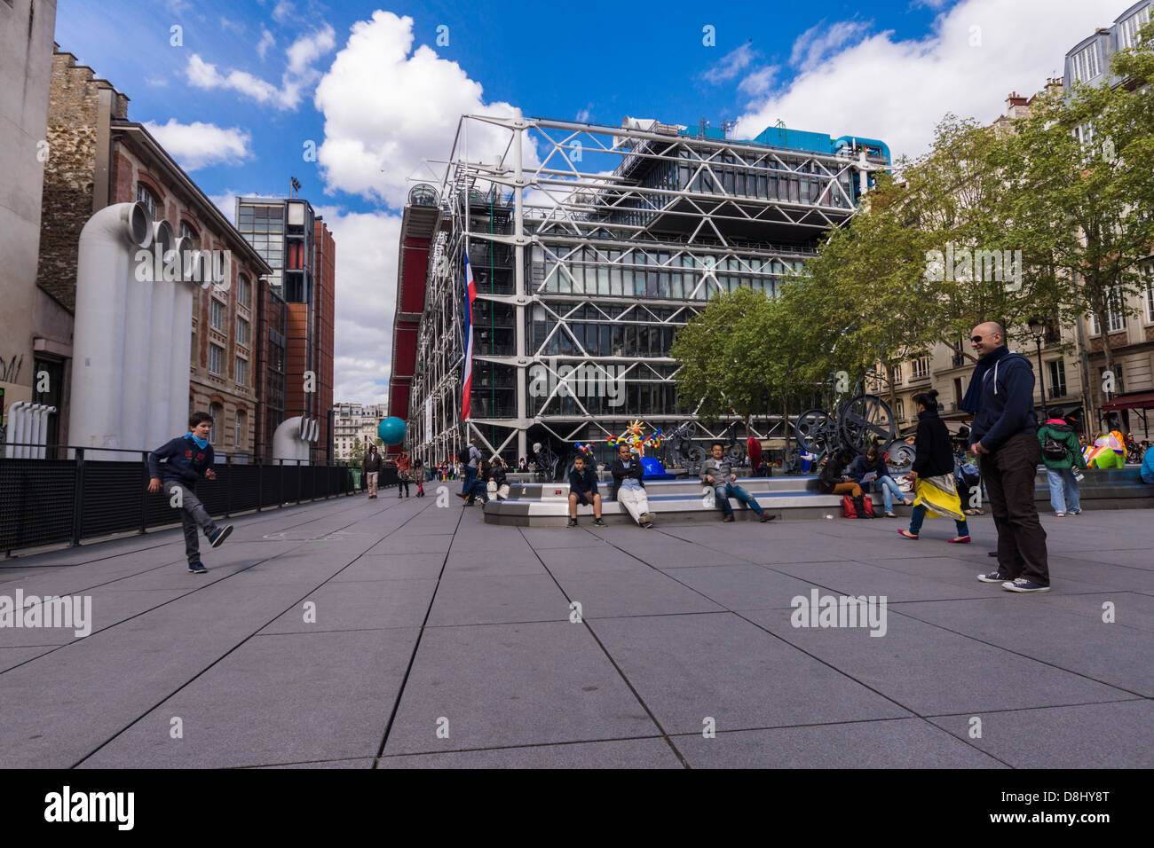 Parigi, Francia. Padre e figlio giocare a calcio vicino al centro Pompidou e la Fontana Stravinsky Foto Stock