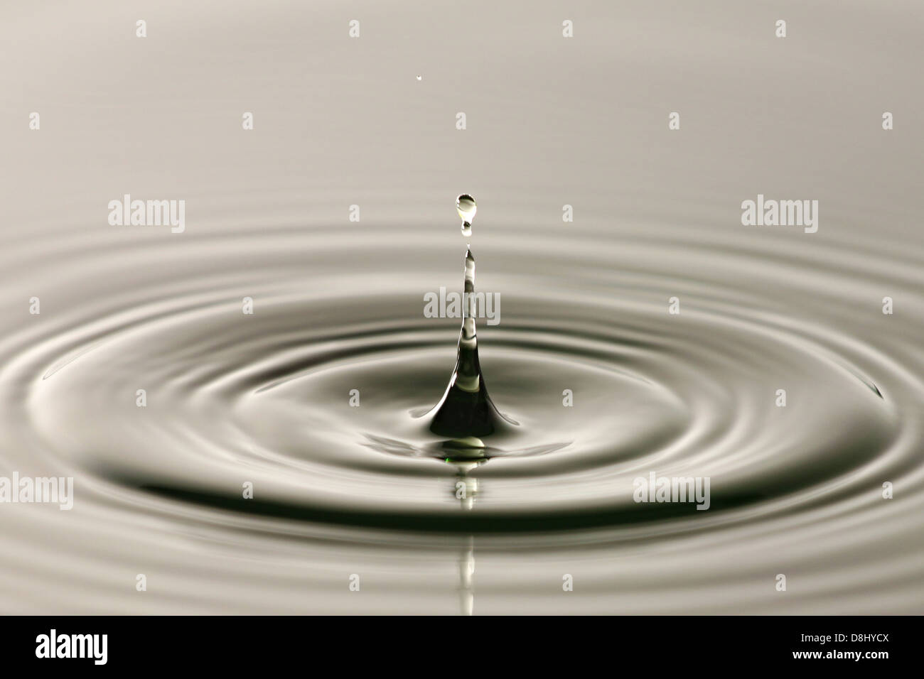La goccia d'acqua vicino fino in una splendida forma. Foto Stock