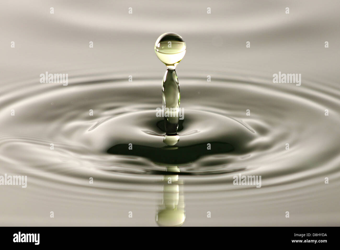 La goccia d'acqua vicino fino in una splendida forma. Foto Stock