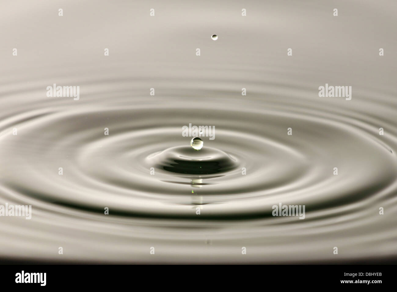 Le gocce di acqua in piscina. Foto Stock