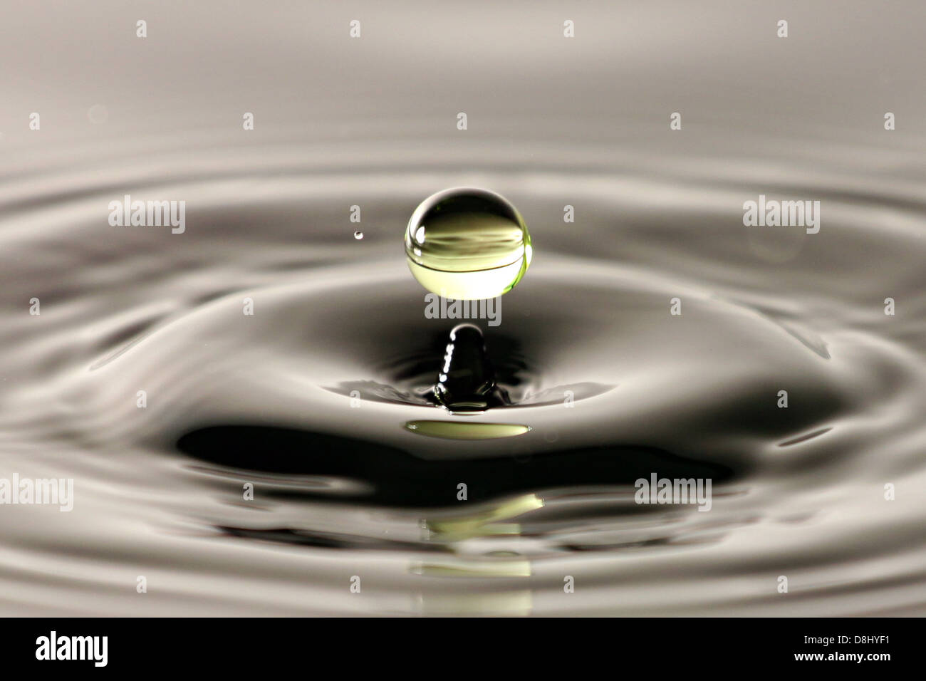 La goccia d'acqua vicino fino in una splendida forma. Foto Stock