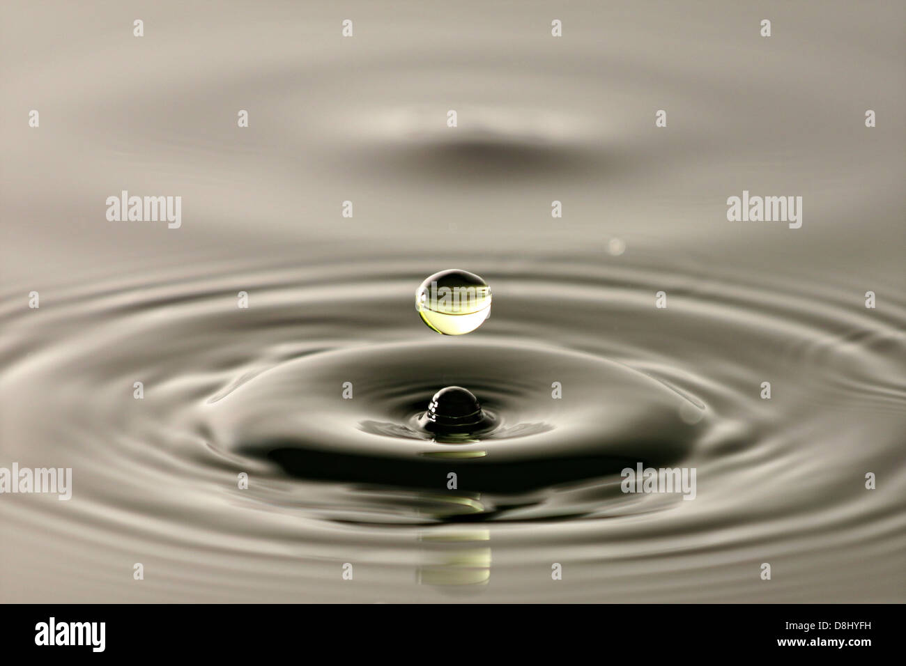 Le gocce di acqua vicino fino in una splendida forma. Foto Stock