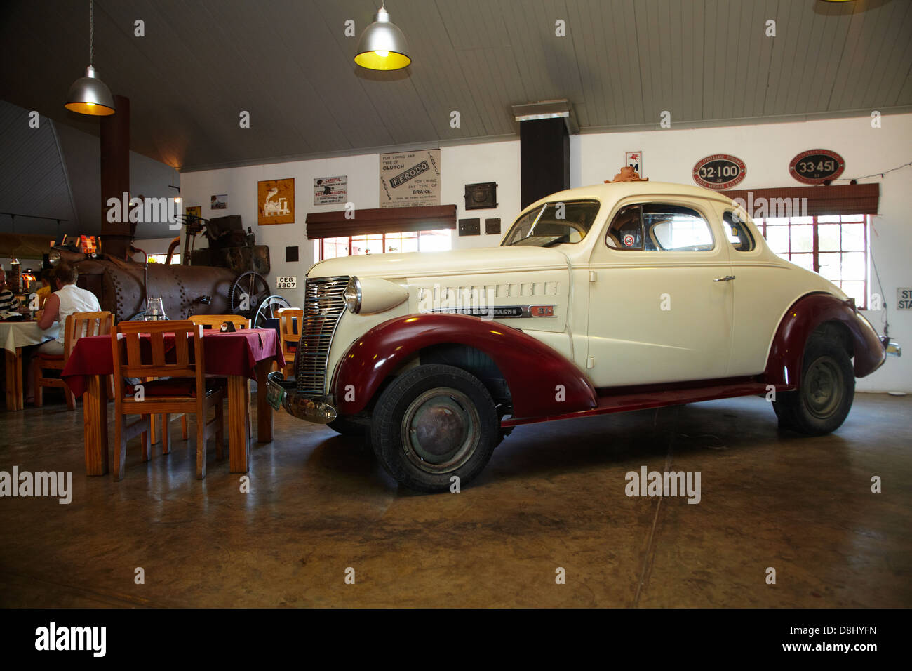 Vecchia Chevrolet, Canon Roadhouse ristorante, vicino il Fish River Canyon, Namibia del Sud Africa Foto Stock