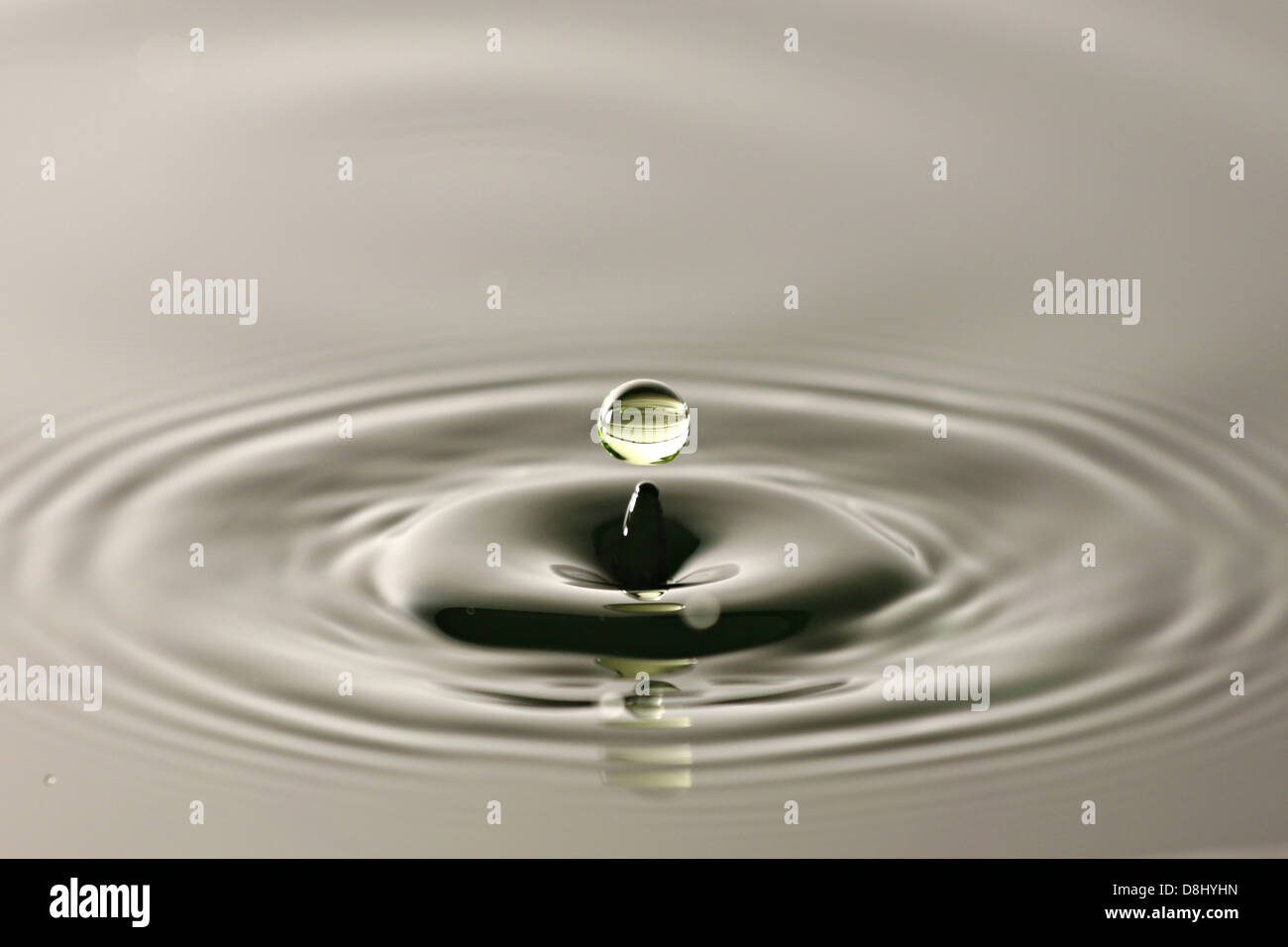 La goccia d'acqua vicino fino in una splendida forma. Foto Stock