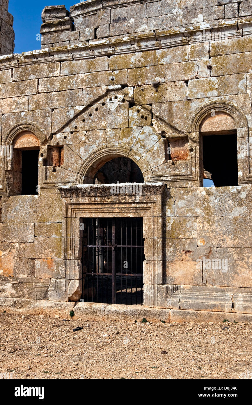 Questo è uno dei migliori conservati siriano bizantino - edificio ecclesiastico (V secolo). A tre navate cattedrale. Foto Stock