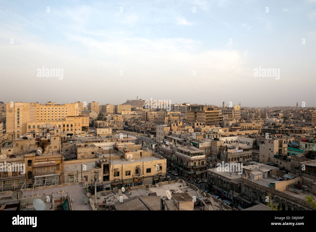 Aleppo, Siria, una delle più antiche città abitate nel mondo. Tramonto con Citadel nella parte anteriore Foto Stock