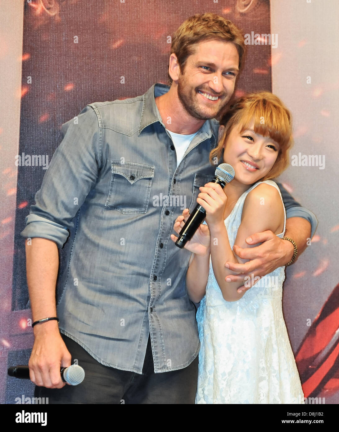 Gerard Butler, Nana Suzuki, 28 Maggio 2013 : Tokyo, Giappone : attore Gerard Butler(L) e modello giapponese Nana Suzuki di partecipare alla conferenza stampa per il film "Olympus è scesa' a Tokyo in Giappone, il 28 maggio 2013. Il film sarà aperto il 8 giugno in Giappone. Credito: Aflo Co. Ltd./Alamy Live News Foto Stock