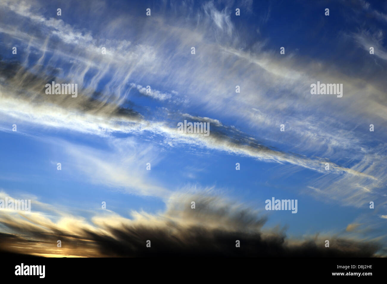 Cirrostratus alta altitudine nuvole al tramonto di sera Foto Stock