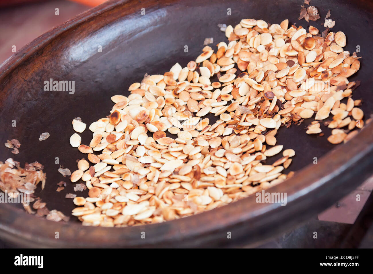 Arrostite i kernel di argan in una padella. Foto Stock