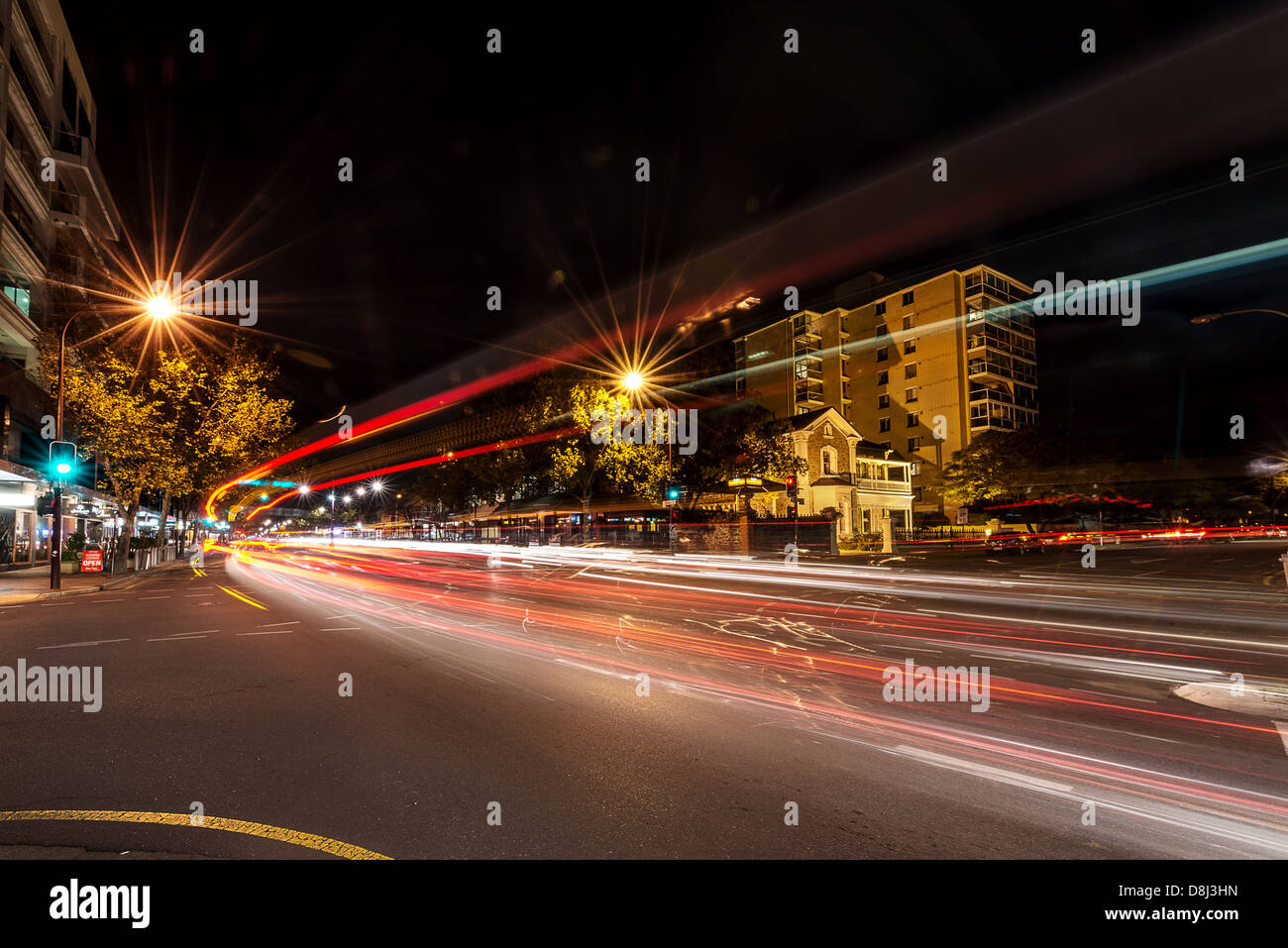 Sentieri di luce dalle vetture di spazzamento in passato la notte.. Foto Stock