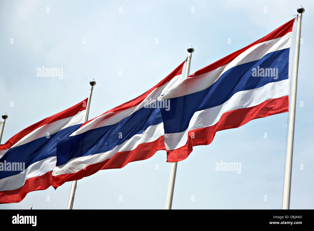 La Bandiera della Thailandia colpita da un forte vento.La bandiera includono è rosso,colori bianco e blu. Foto Stock