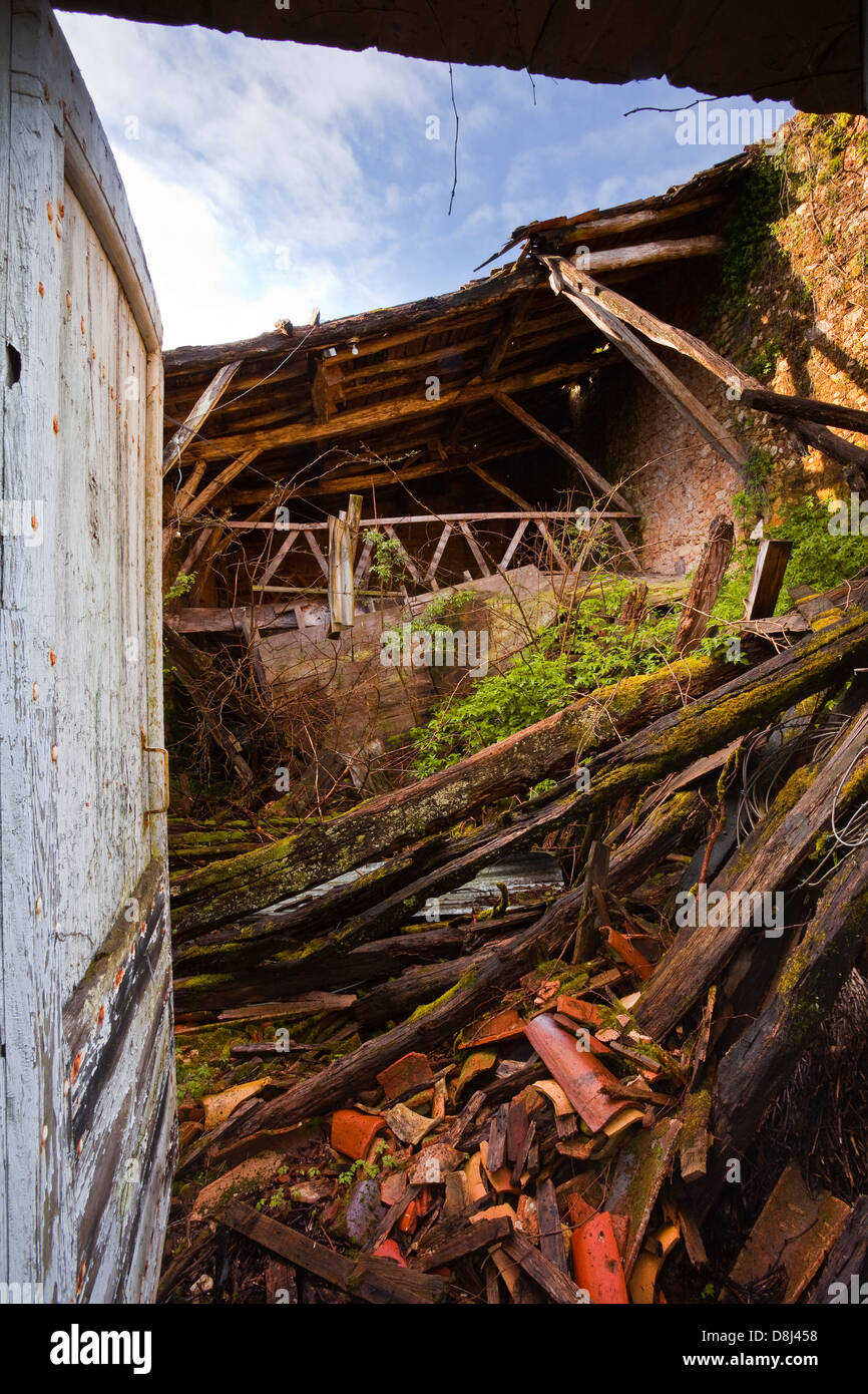 Un crollo del tetto in un vecchio edificio in Francia. Foto Stock