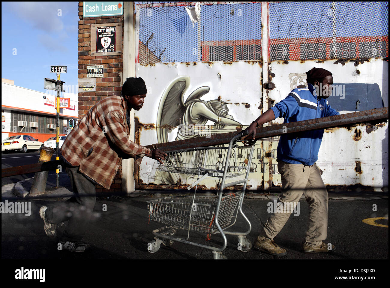 Rottami di metallo che viene trasportato dal carrello della spesa al concessionario di scarto,Woodstock,Cape town,2011 Foto Stock
