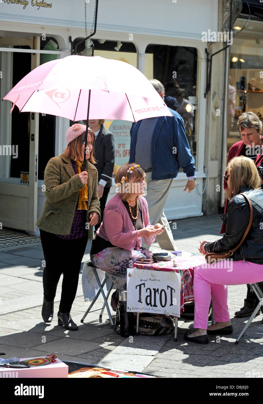 Donna che i tarocchi al pubblico in una bancarella di strada a Brighton Regno Unito Foto Stock