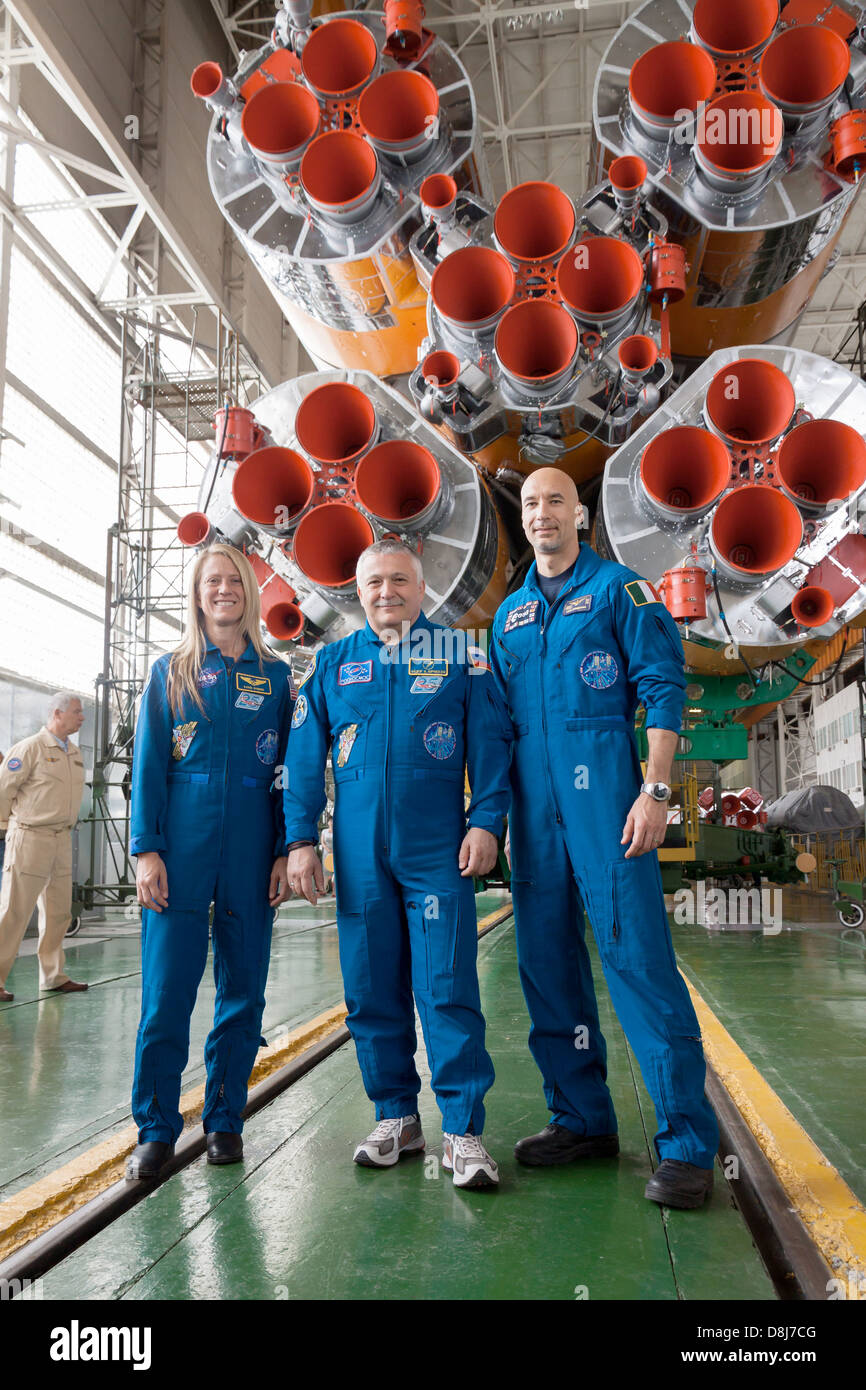 Spedizione 36/37 Tecnico di volo Karen Nyberg della NASA (sinistra), Soyuz Commander Fyodor Yurchikhin (centro) e tecnico di volo Luca Parmitano dell'Agenzia spaziale europea (a destra) pone per le foto di fronte a loro Soyuz TMA-09M veicolo spaziale in anticipo del loro lancio 24 maggio 2013 presso il cosmodromo di Baikonur in Kazakistan. Nyberg , Yurchikhin e Parmitano si stanno preparando per iniziare a 5 mesi di missione alla stazione spaziale internazionale. Foto Stock