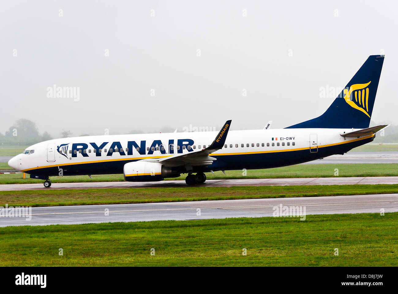 Ryanair Boeing 737-8come alette aereo di linea EI-DWV rullaggio all'Aeroporto Internazionale di Manchester Inghilterra England Regno Unito Regno Unito Foto Stock