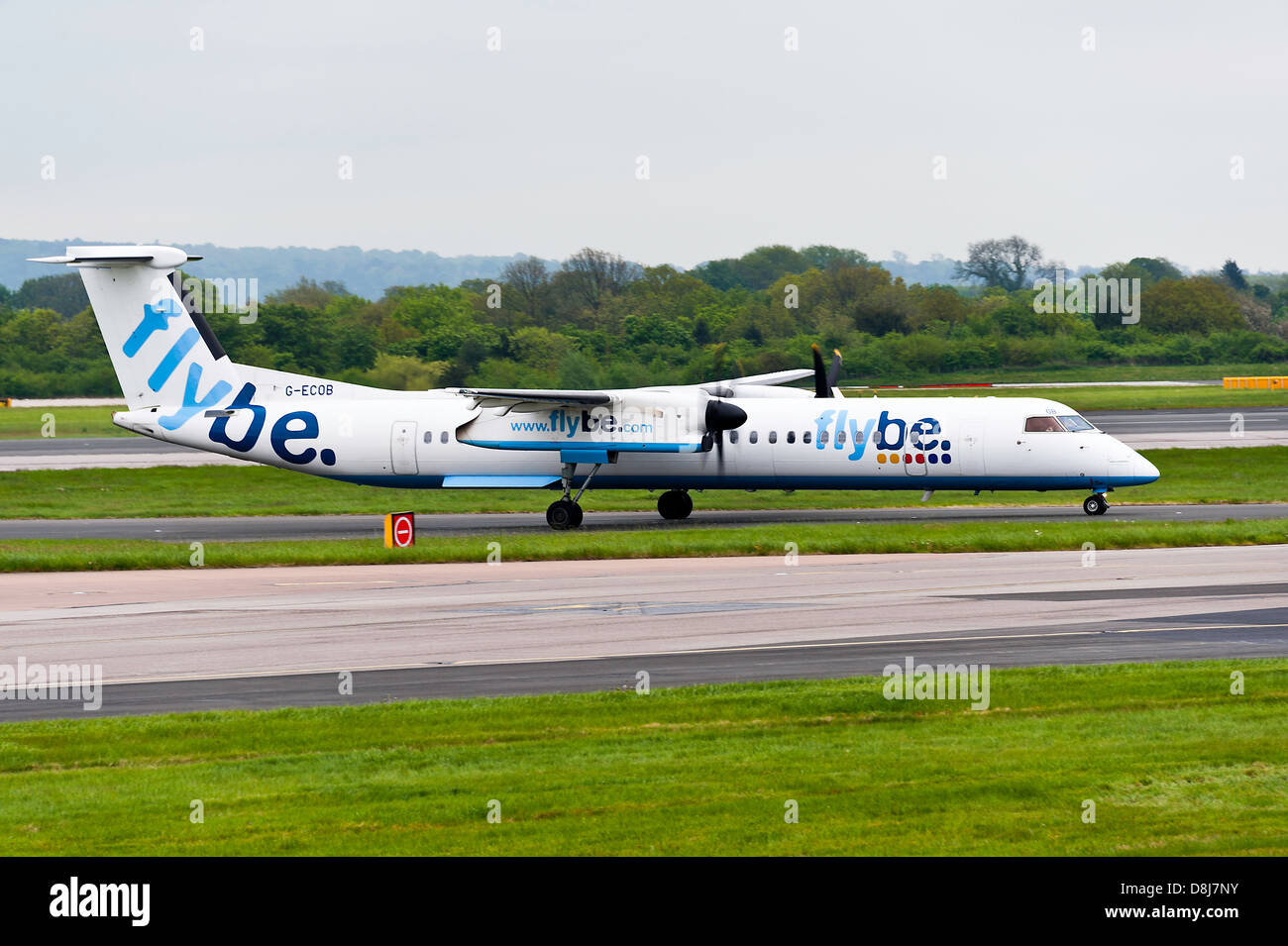 FlyBe Bombardier DHC-8 Q400 Dash8 aereo di linea in rullaggio a aeroporto di Manchester Inghilterra England Regno Unito Foto Stock