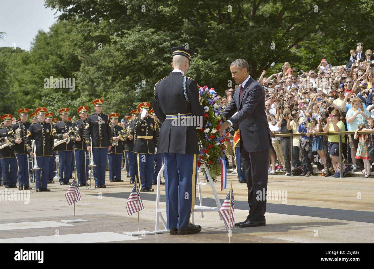 Il Presidente Usa Barack Obama pone una corona di fiori sulla tomba del Milite Ignoto in onore del Memorial Day al Cimitero Nazionale di Arlington, Maggio 27, 2013 in Arlington , VA. Foto Stock