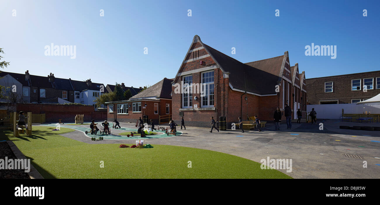 Davidson Centro Scuola primaria, Croydon, Regno Unito. Architetto: Architype Limited, 2012. Panorama di schoolyard e playgrou Foto Stock