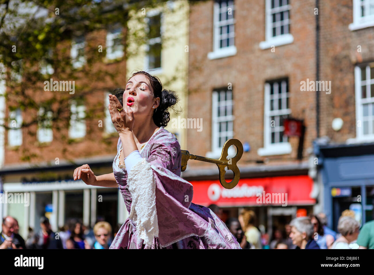 Mime canadese artista Kate Mior soffia un bacio mentre sta eseguendo nel centro di York per al 2013 Buskival Festival. Foto Stock