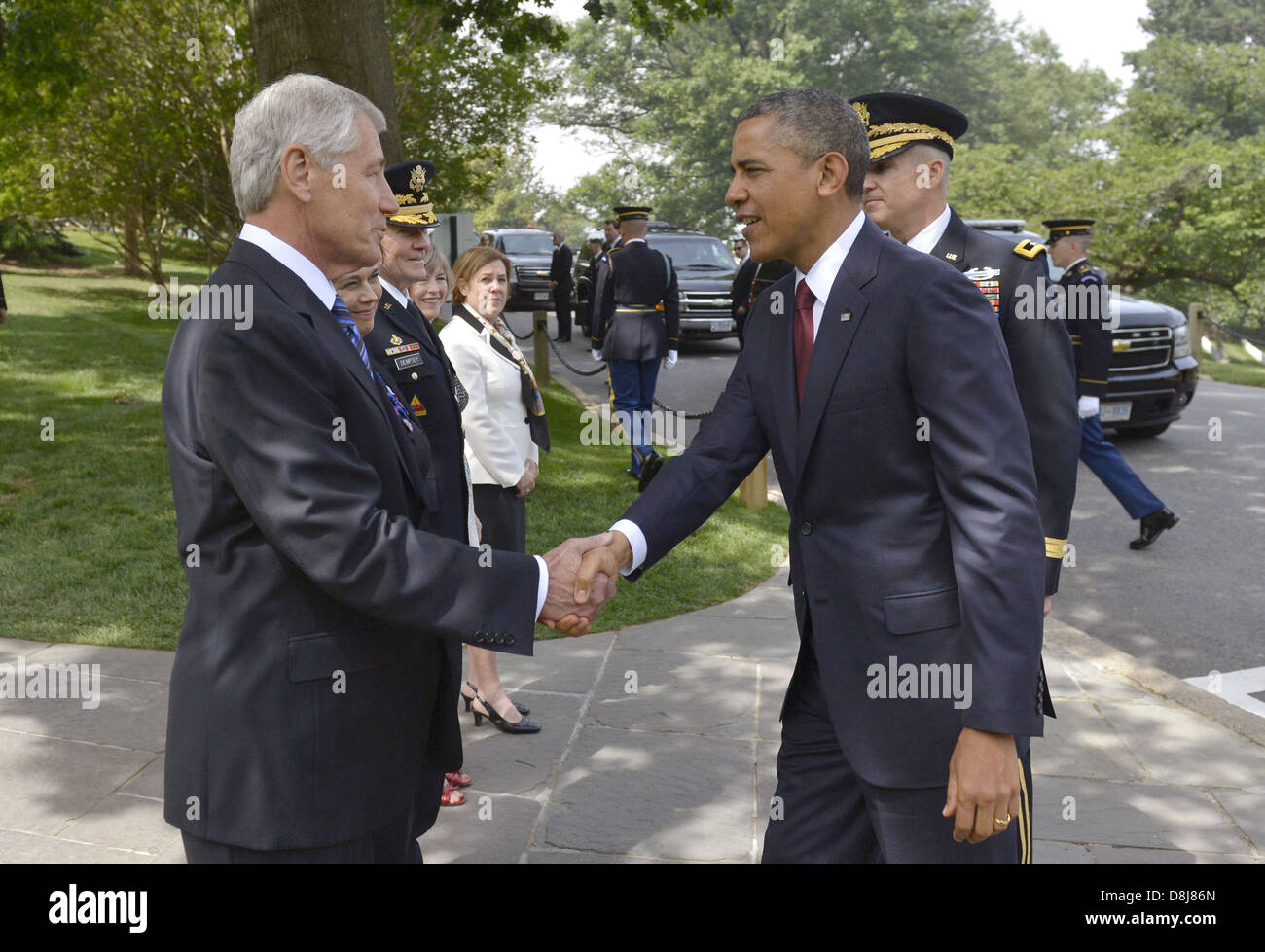 Il Presidente Usa Barack Obama è accolto con favore per il Cimitero Nazionale di Arlington dal Segretario della Difesa Chuck Hagel Maggio 27, 2013 in Arlington , VA. Foto Stock