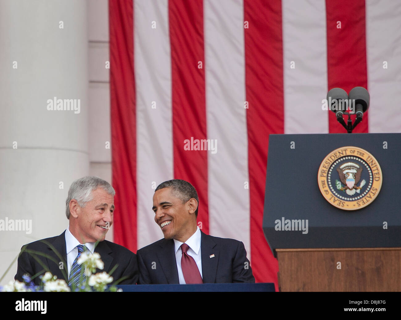 Il Presidente Usa Barack Obama e il Segretario della Difesa Chuck Hagel condividere una risata prima il Presidente offre un giorno memoriale indirizzo presso il Memorial anfiteatro presso il Cimitero Nazionale di Arlington Maggio 27, 2013 in Arlington , VA. Foto Stock