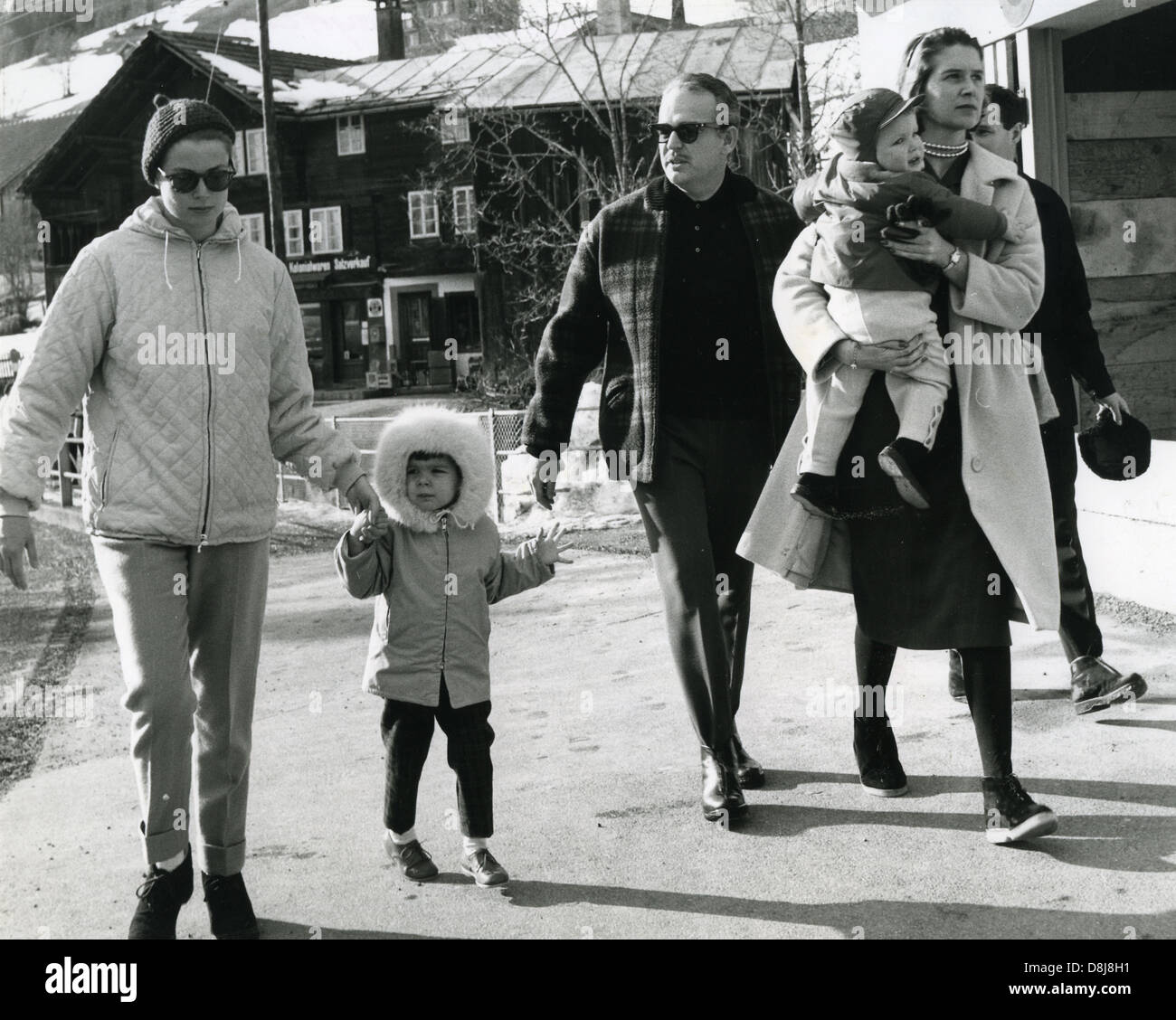 Il principe RANIER DI MONACO con la moglie per la principessa Grace a sinistra tenendo la figlia Caroline e nanny azienda Albert. La Svizzera c 1965 Foto Stock