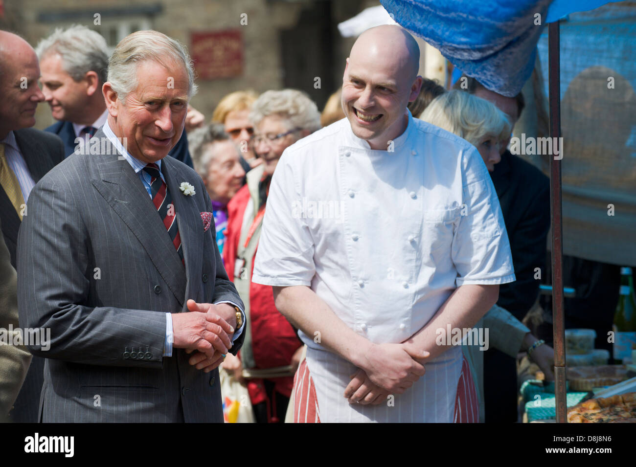 Charles, Principe di Galles e Camilla, la duchessa di Cornovaglia la navigazione si spegne al mercato locale mentre visitano Hay-on-Wye Foto Stock