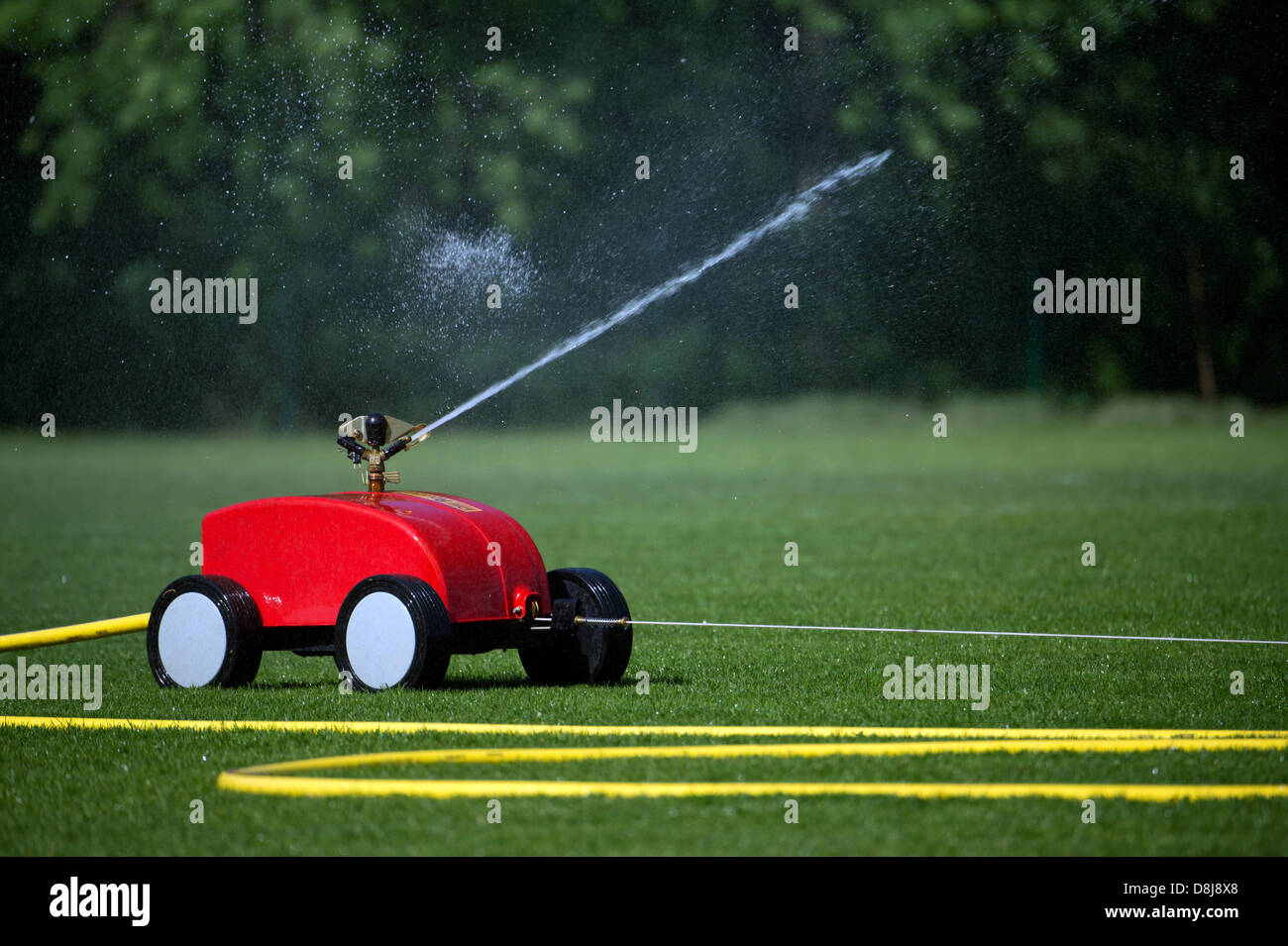 Un prato irroratore irriga il prato del locale stadium di Hangelsberg, Germania, 17 maggio 2013. Foto: Marc Tirl Foto Stock