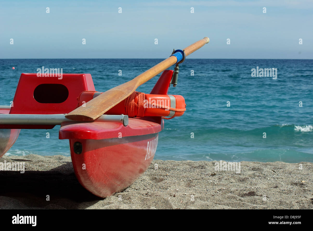 Rosso la barca di salvataggio sulla costa mediterranea Foto Stock