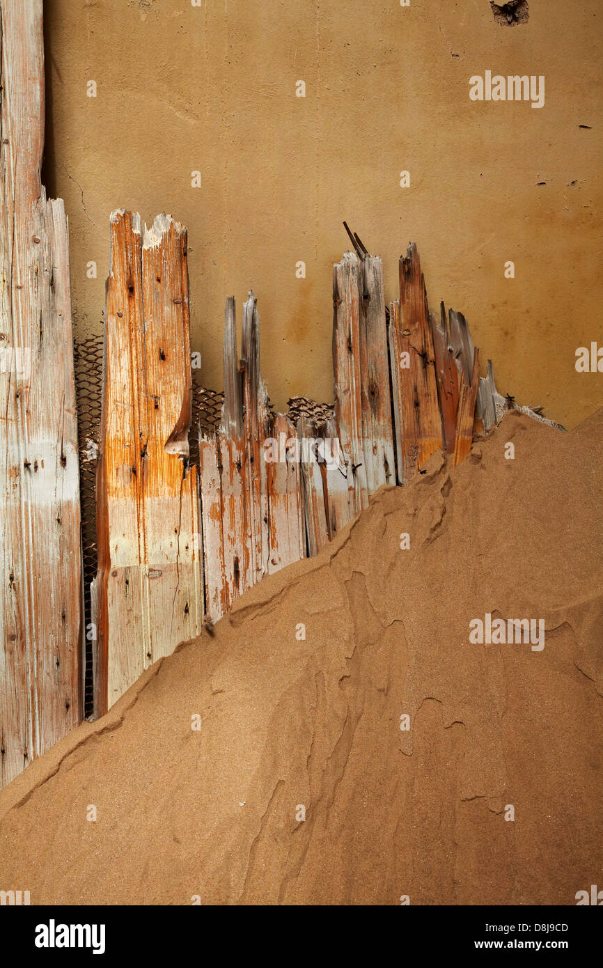 Lavori in legno stagionato in casa abbandonata, Kolmanskop città fantasma, vicino a Luderitz, Namibia, Africa Foto Stock