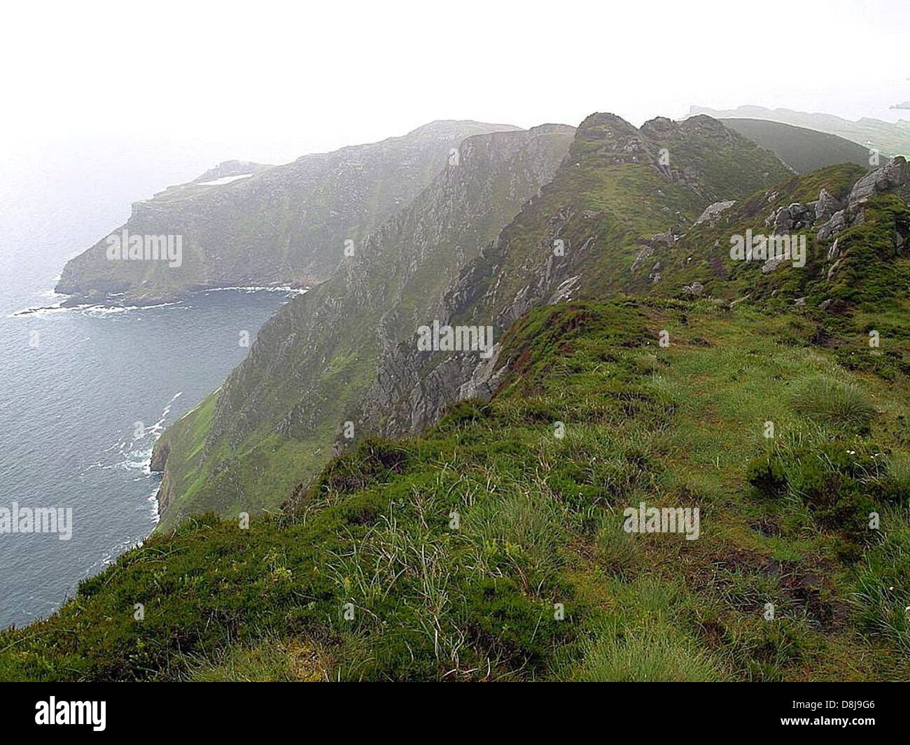 Le scogliere Slieve League in Irlanda sono tra le scogliere marine più alte d'Europa e offrono vedute mozzafiato dell'Oceano Atlantico. Il terreno accidentato e le spettacolari pareti rocciose sono un famoso punto di riferimento naturale. Foto Stock