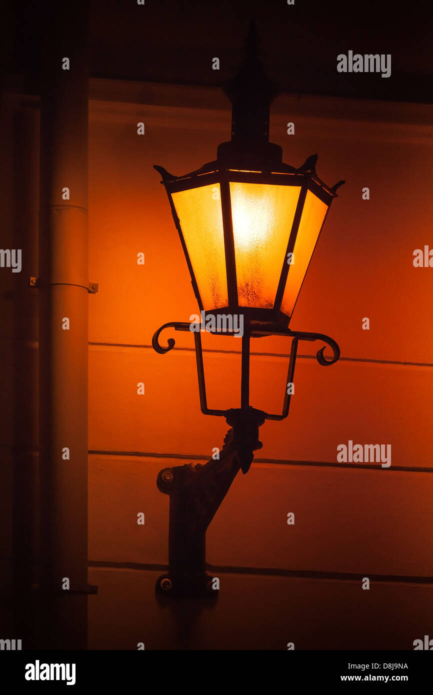 La vecchia strada luce sulla parete di notte. Tallinn, Estonia Foto Stock