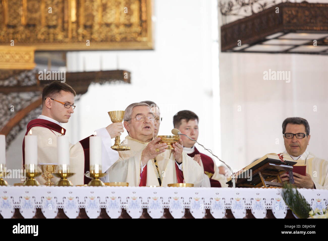 Gdansk, Polonia. 30th, maggio 2013. Corpus Christi celebrazioni a Danzica Centro citta'. L Arcivescovo Slawoj Leszek Glodz (nella foto) aftre Holly messa nella chiesa Mariacki va con il proccesion oltre l'Gdnansk le strade a Santa Brigida la Chiesa. Credito: Michal Fludra/Alamy Live News Foto Stock