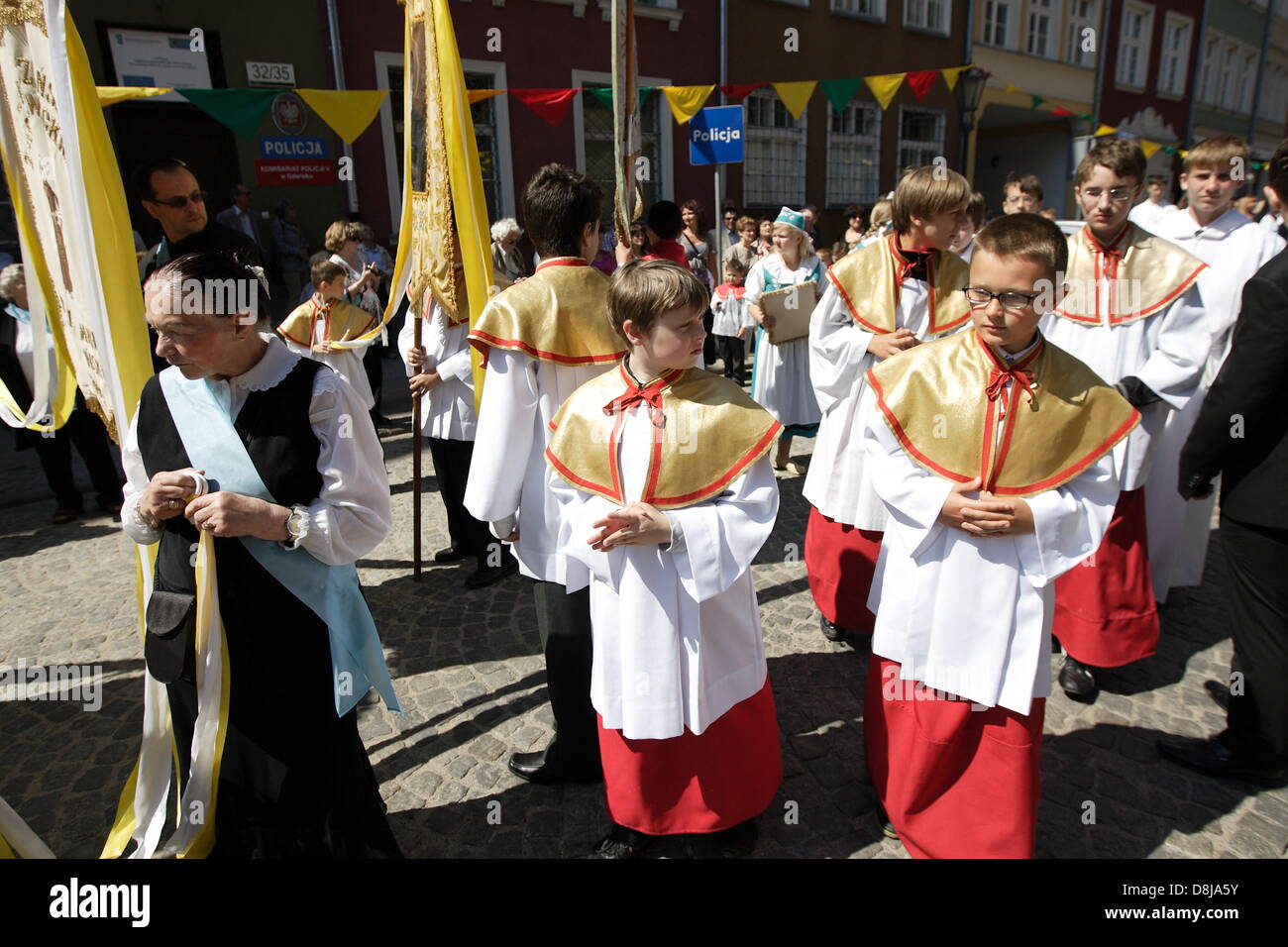 Gdansk, Polonia. 30th, maggio 2013. Corpus Christi celebrazioni a Danzica Centro citta'. L Arcivescovo Slawoj Leszek Glodz aftre Holly messa nella chiesa Mariacki va con il proccesion oltre l'Gdnansk le strade a Santa Brigida la Chiesa. Credito: Michal Fludra/Alamy Live News Foto Stock