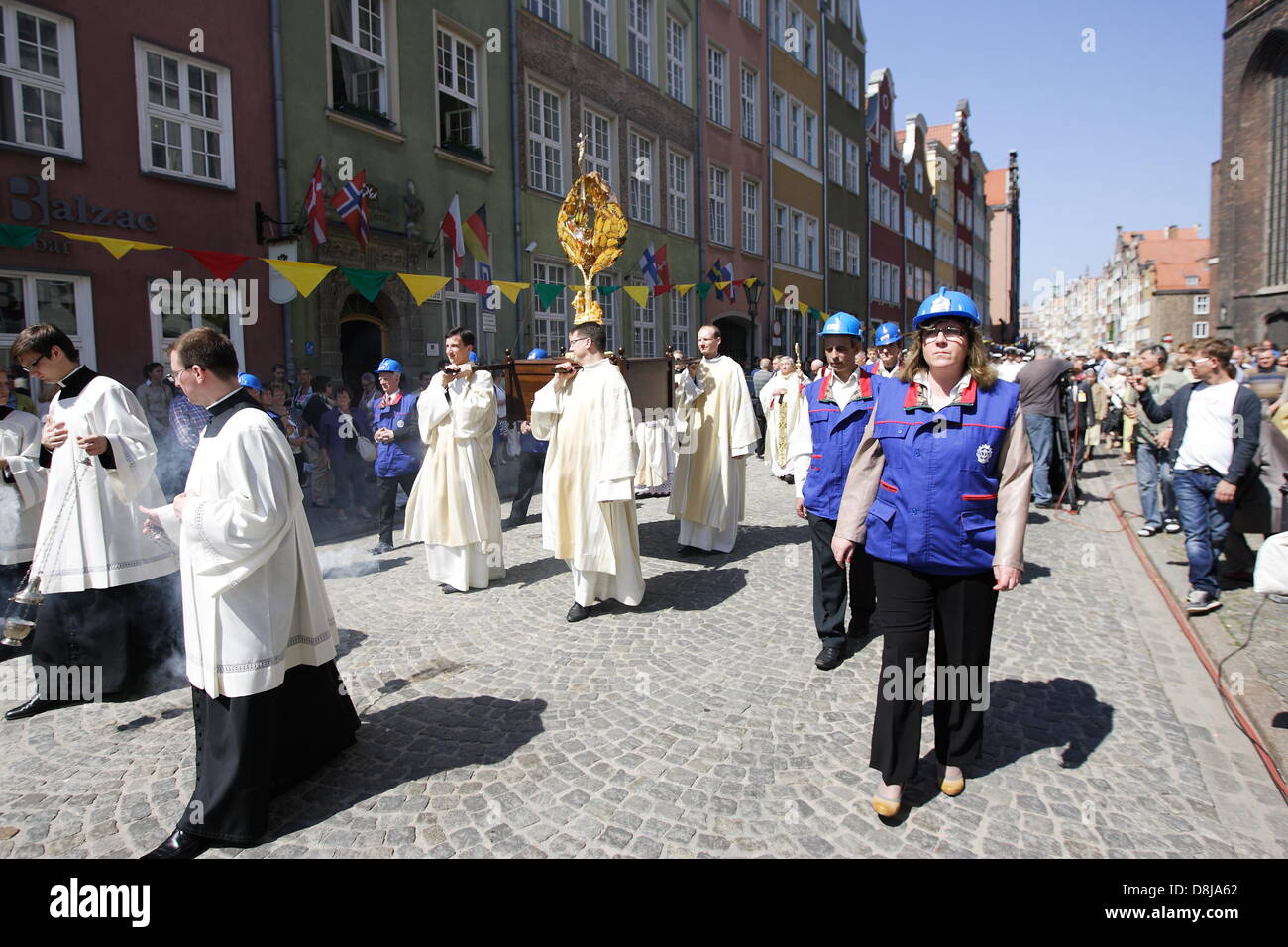 Gdansk, Polonia. 30th, maggio 2013. Corpus Christi celebrazioni a Danzica Centro citta'. L Arcivescovo Slawoj Leszek Glodz aftre Holly messa nella chiesa Mariacki va con il proccesion oltre l'Gdnansk le strade a Santa Brigida la Chiesa. Credito: Michal Fludra/Alamy Live News Foto Stock